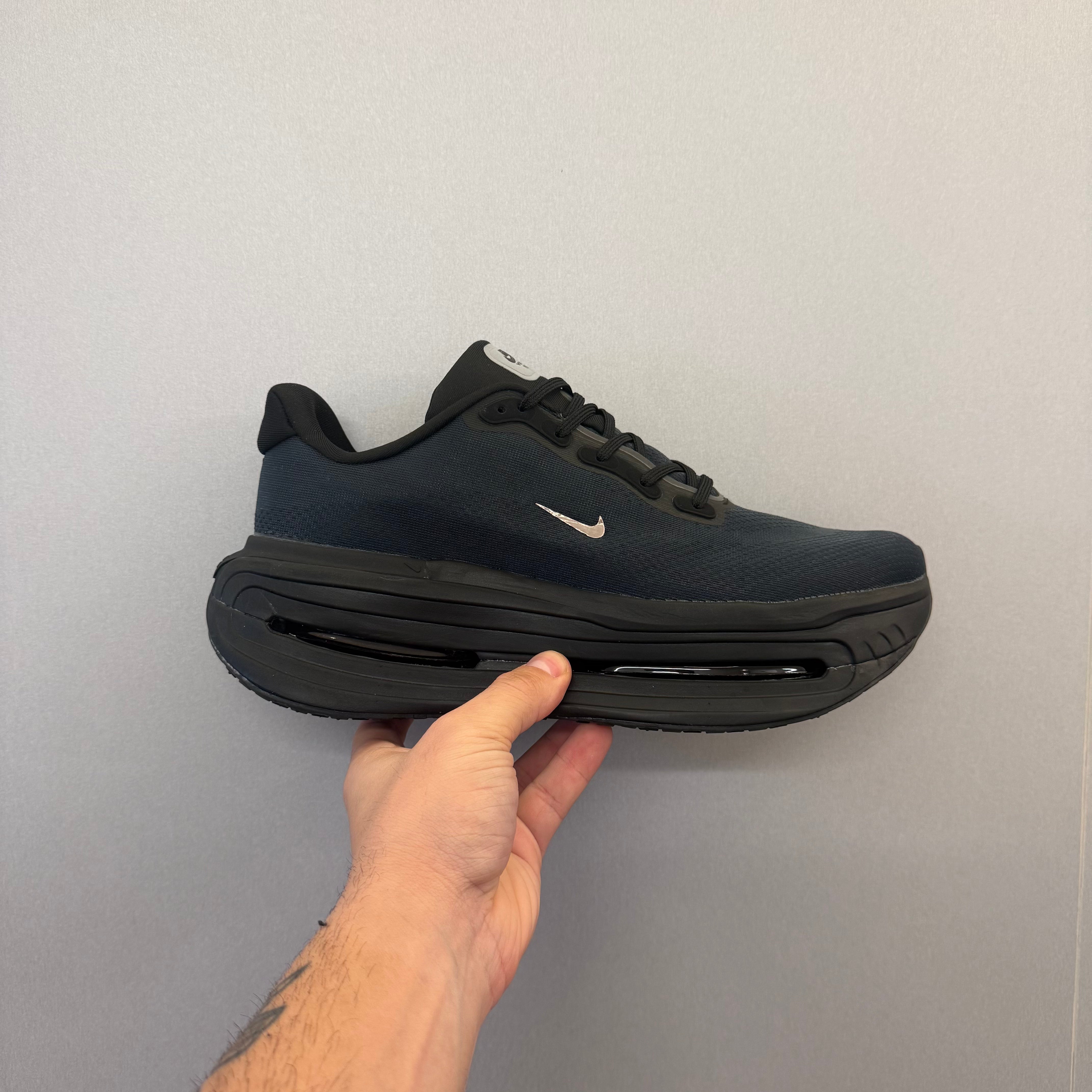 Tênis Nike Vomero Premium SP Black Mini Chrome Swoosh (Pronta 