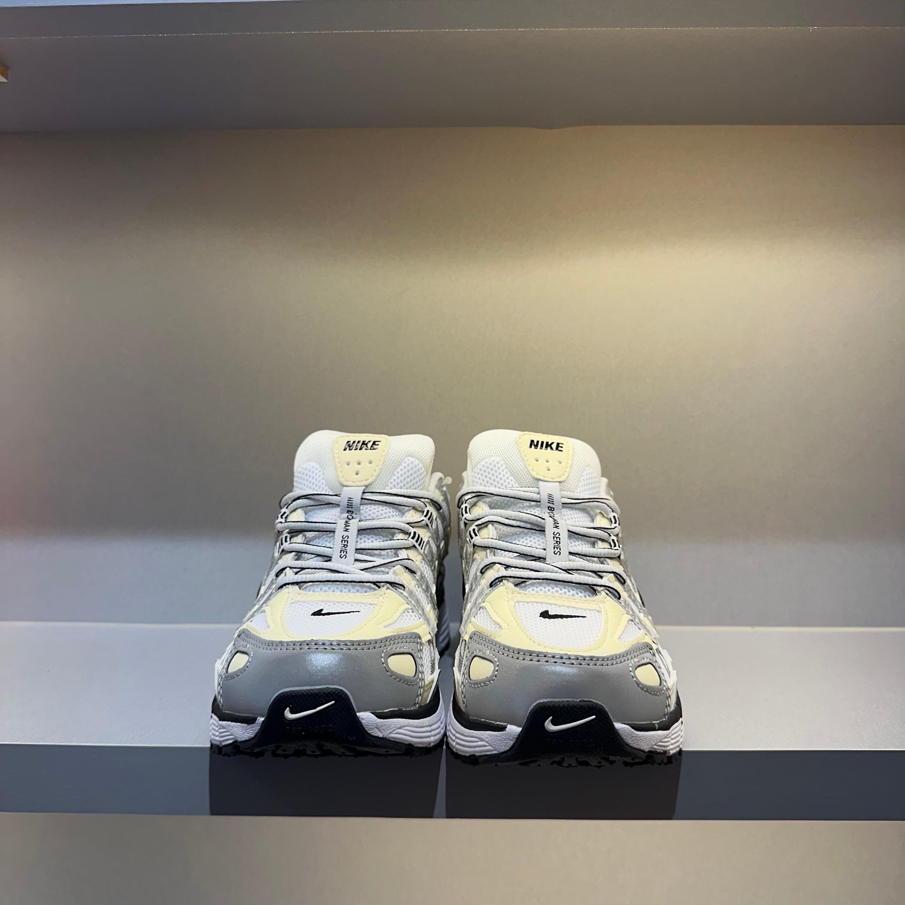 Nike P-6000 Coconut Milk White Metallic Silver (Pronta Entrega)