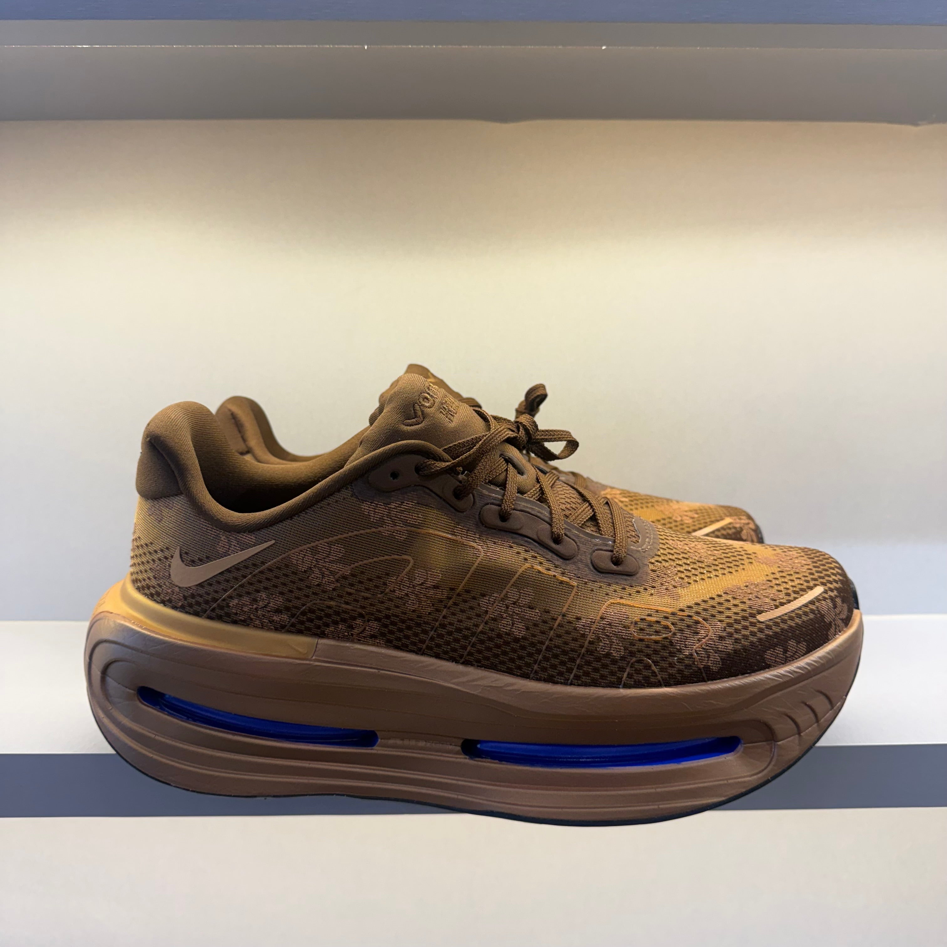 Nike Vomero Premium Flat Stout (Pronta Entrega)