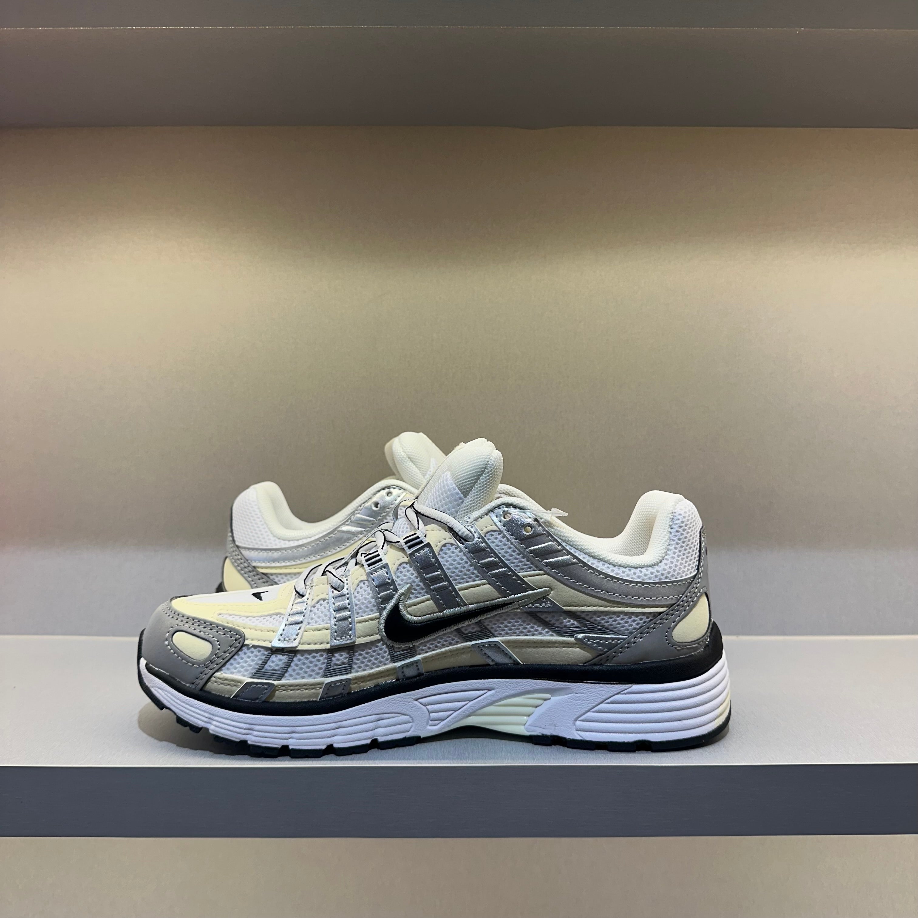 Nike P-6000 Coconut Milk White Metallic Silver (Pronta Entrega)