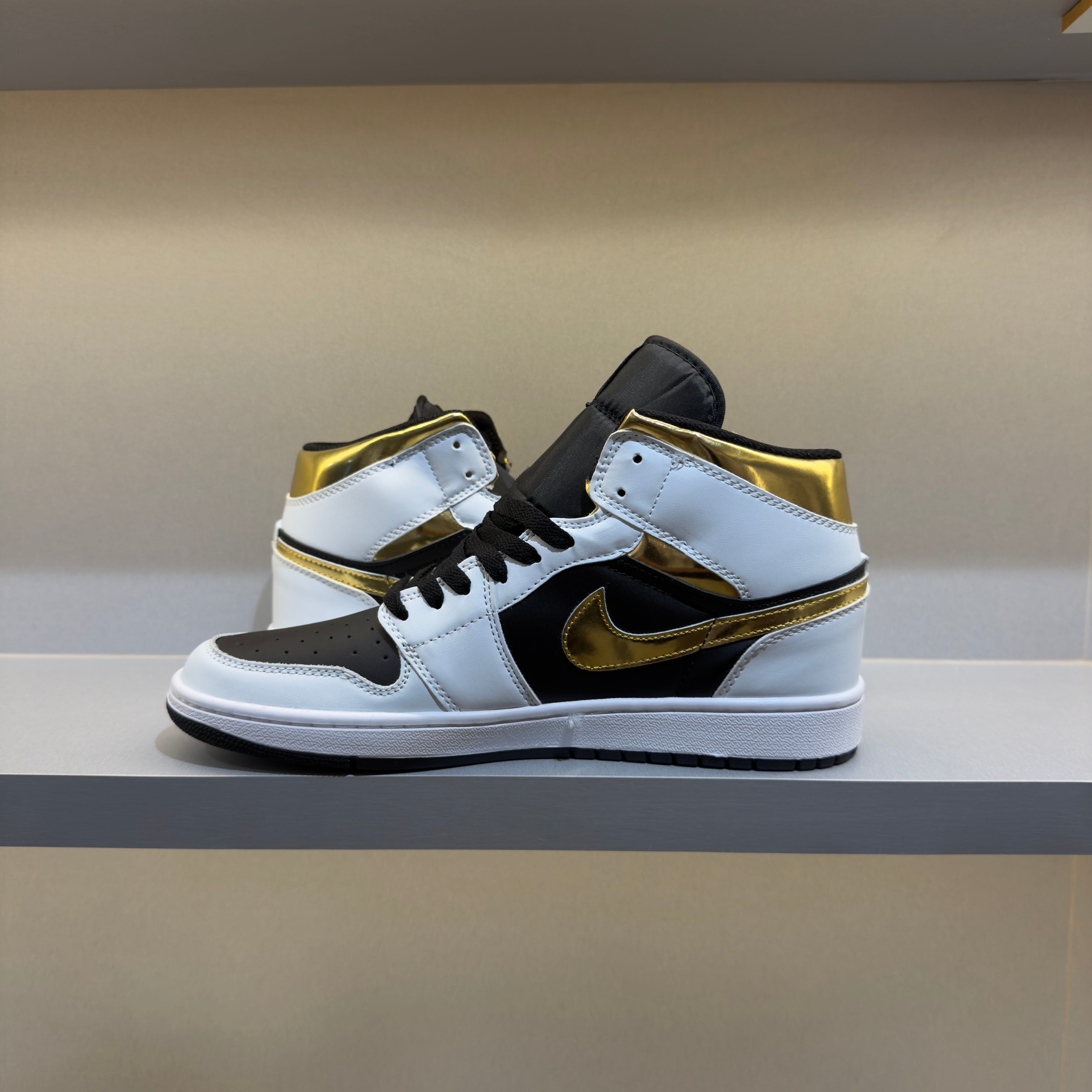 Jordan 1 Mid White Gold Black (Pronta Entrega)