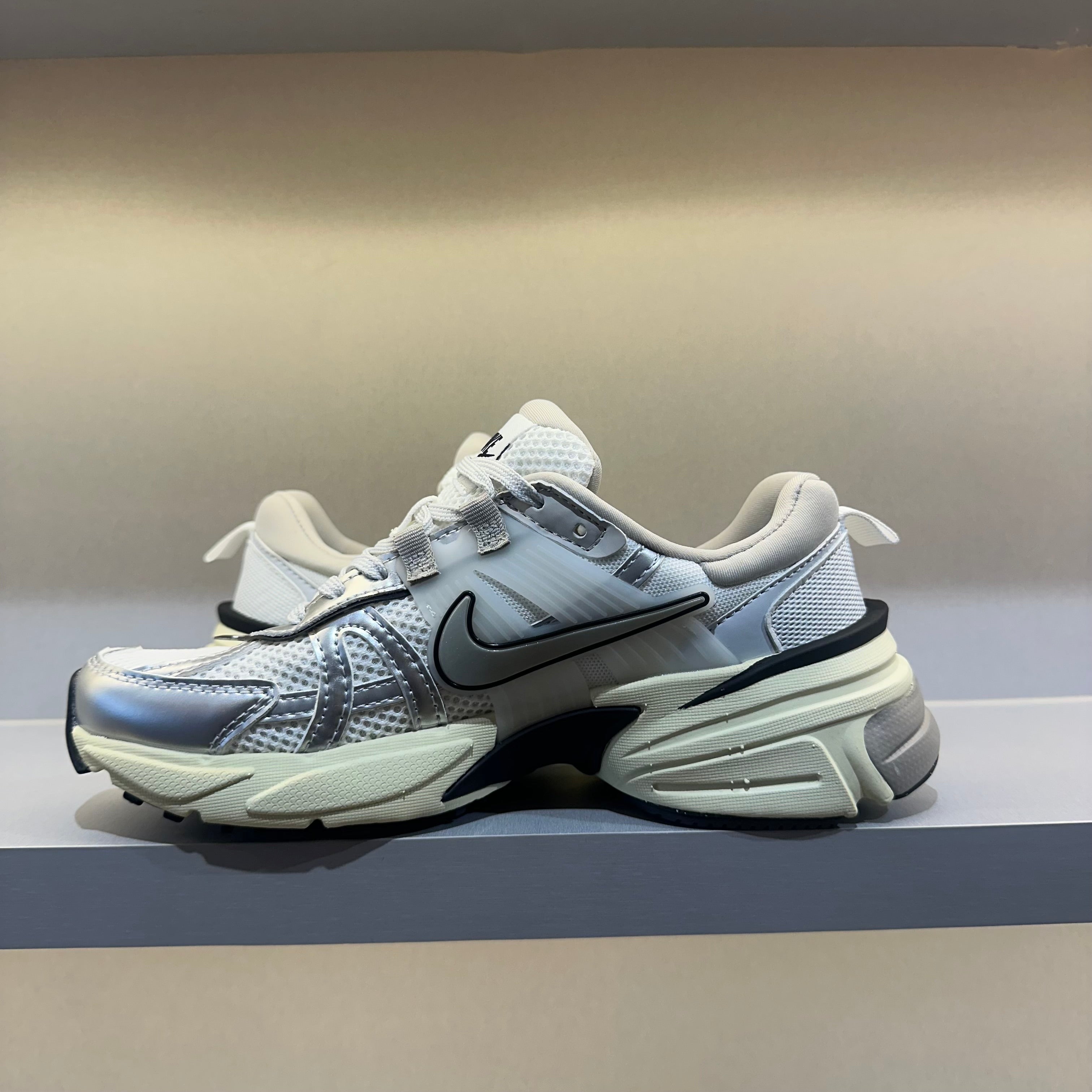 Nike V2K Run Summit White Metallic Silver (Pronta Entrega)
