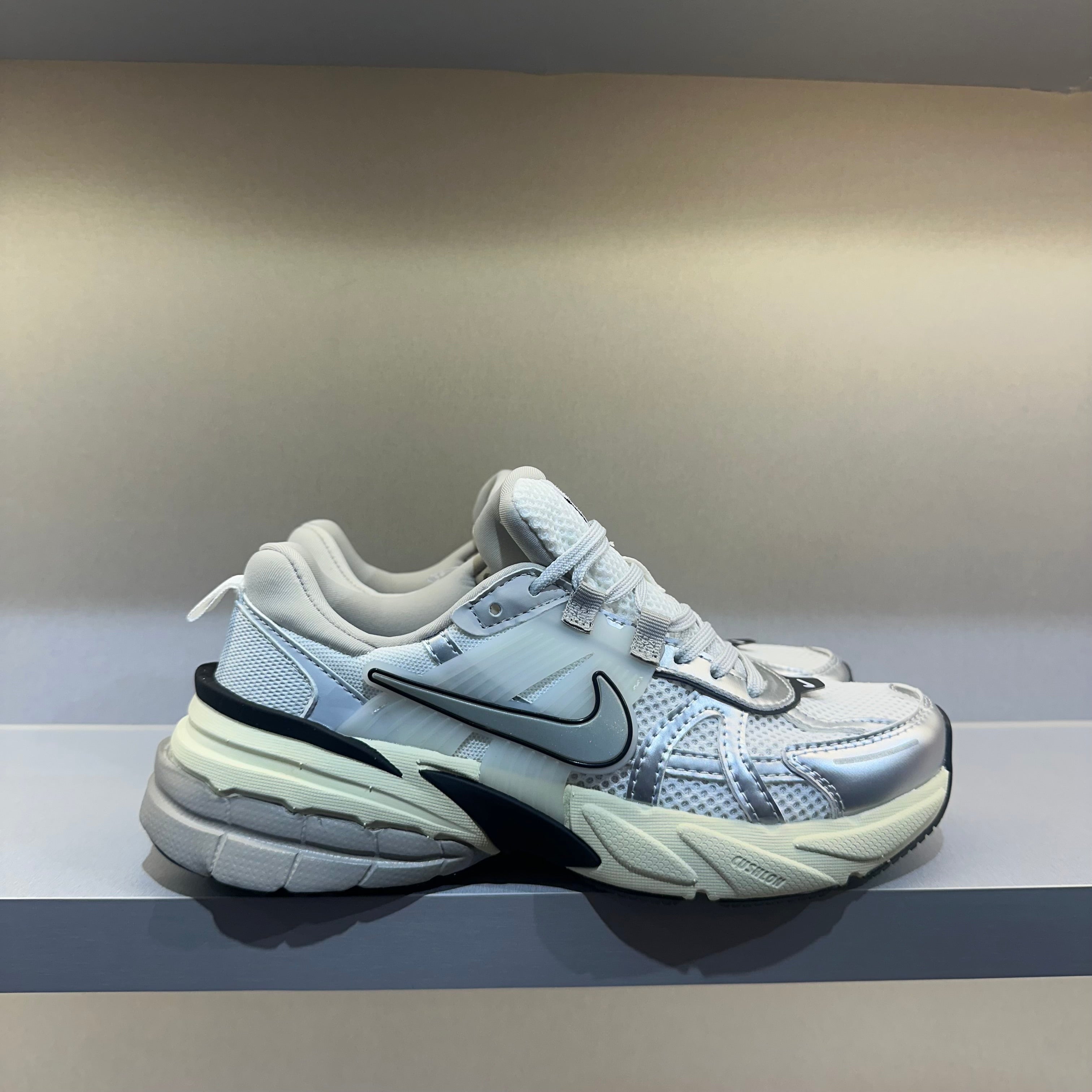 Nike V2K Run Summit White Metallic Silver (Pronta Entrega)