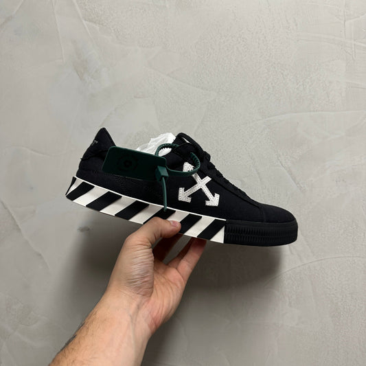 Off-White Vulc Low Black White Arrow (Pronta Entrega)