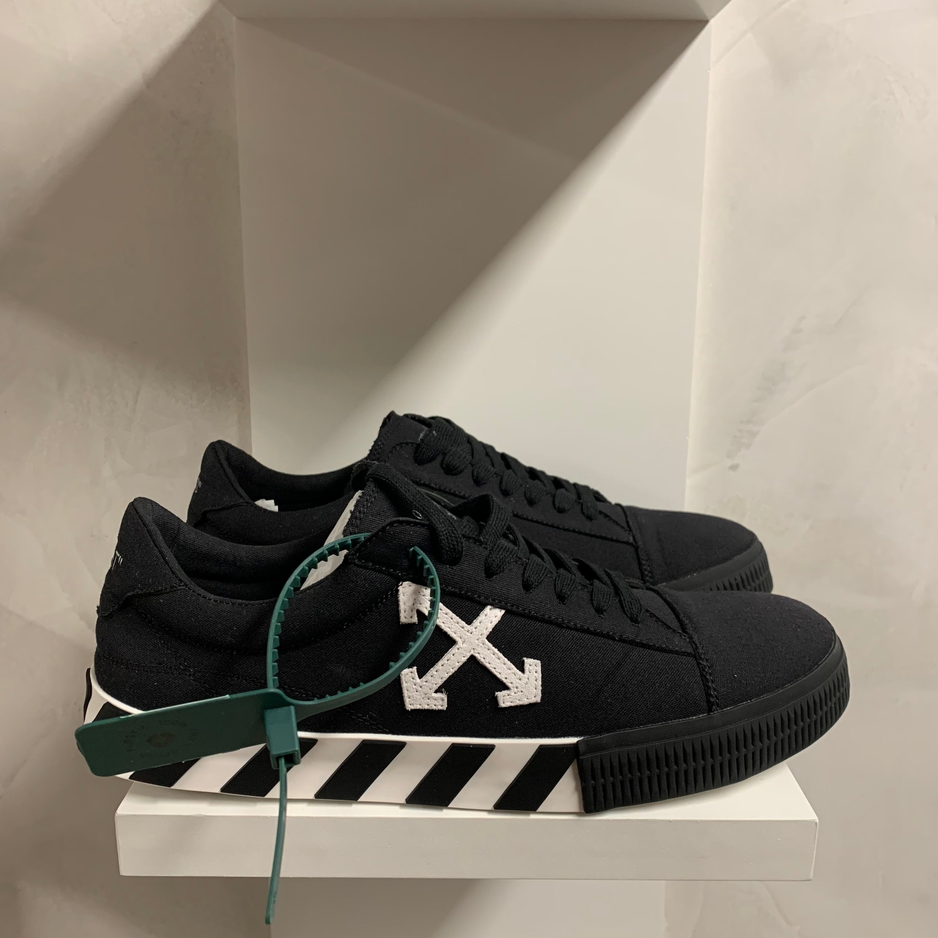 Off-White Vulc Low Black White Arrow (Pronta Entrega)