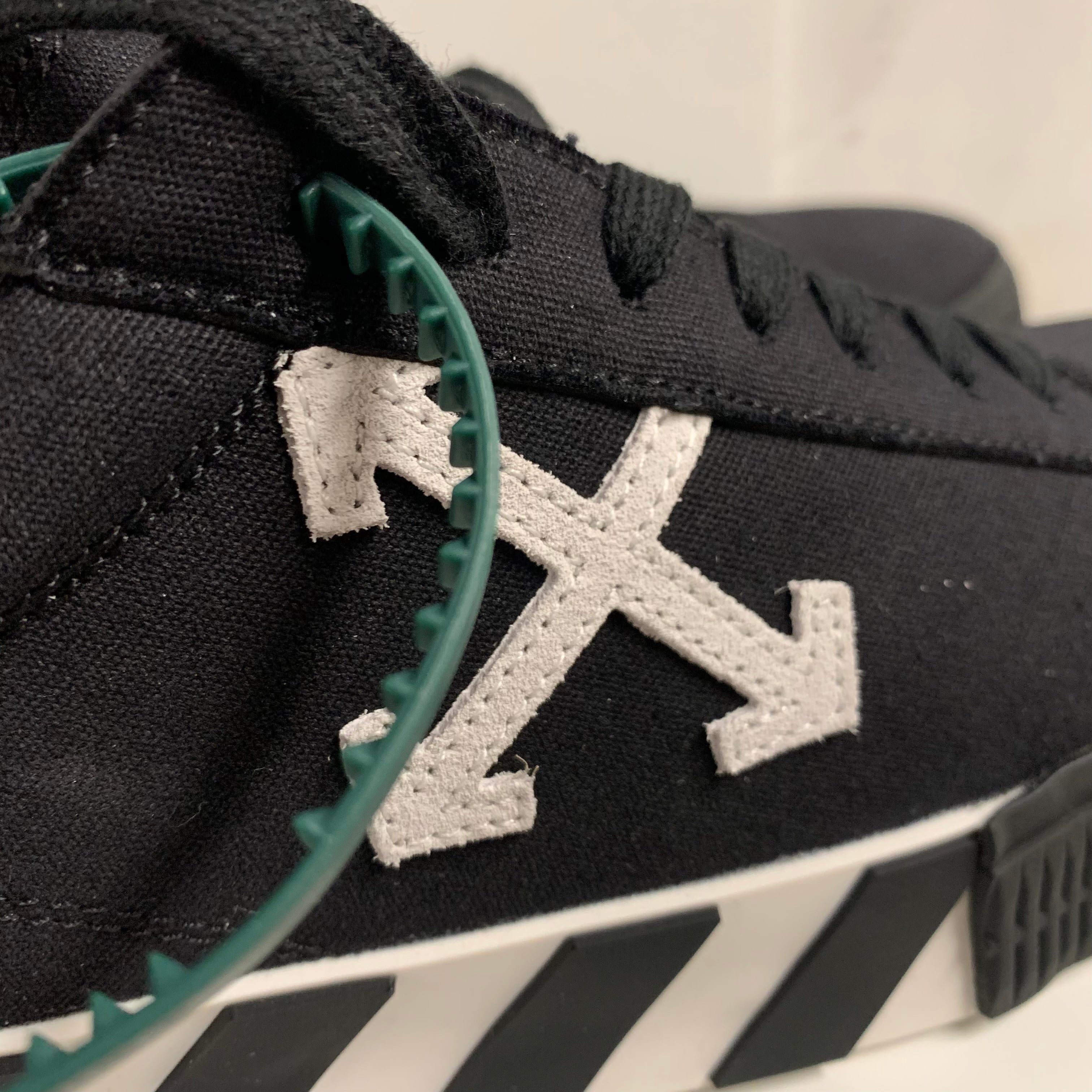Off-White Vulc Low Black White Arrow (Pronta Entrega)
