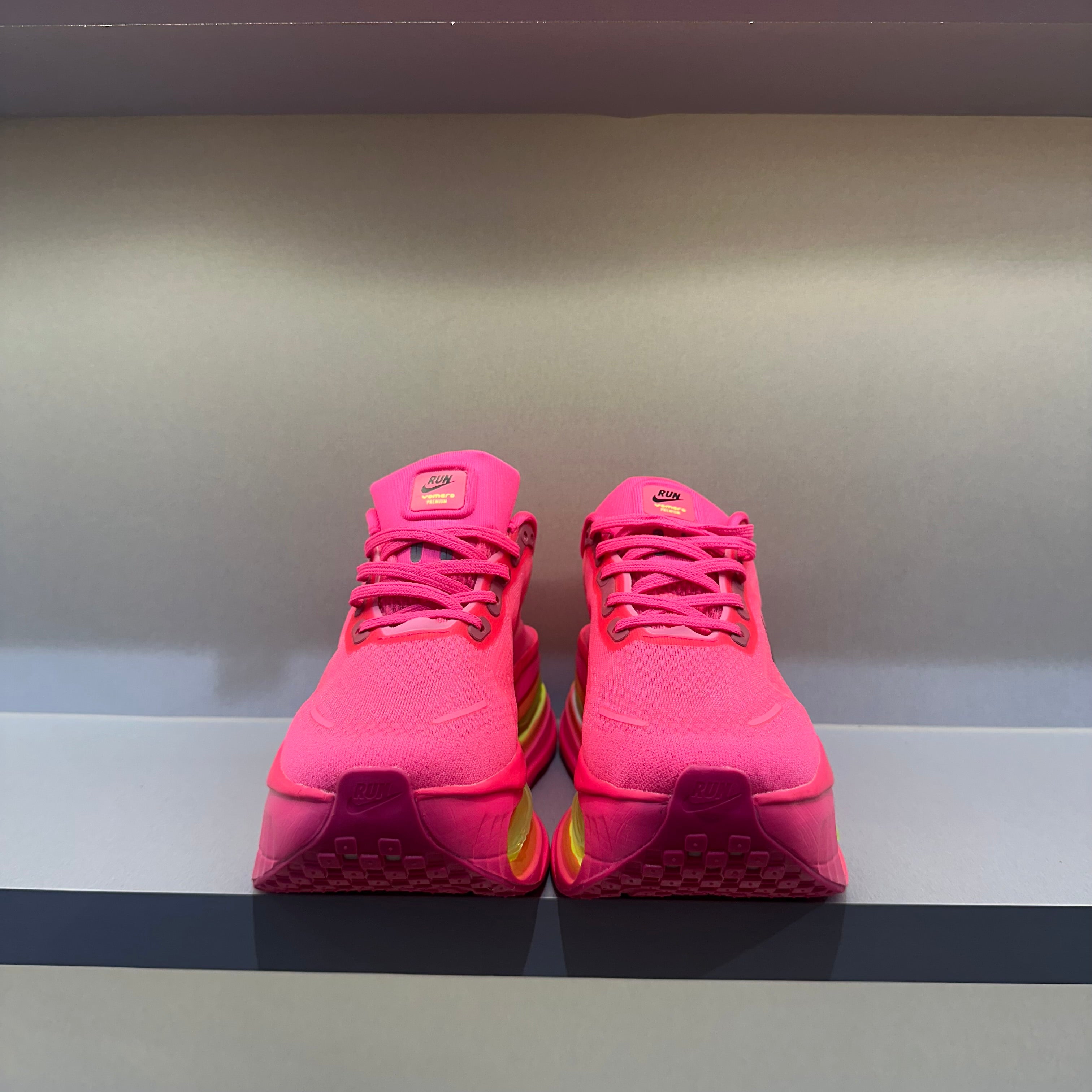 Nike Vomero Premium Hyper Pink Black (Pronta Entrega)