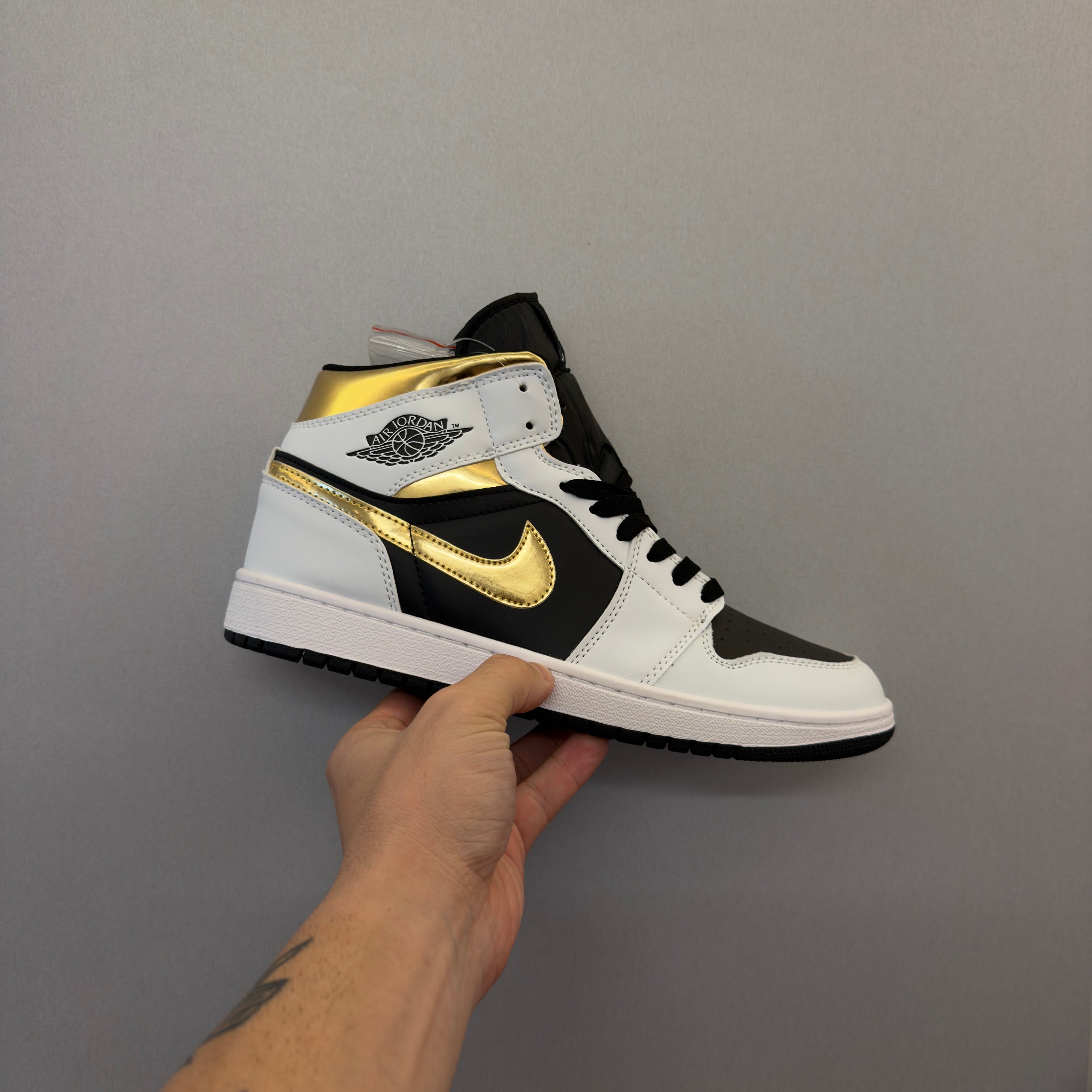 Jordan 1 Mid White Gold Black (Pronta Entrega)