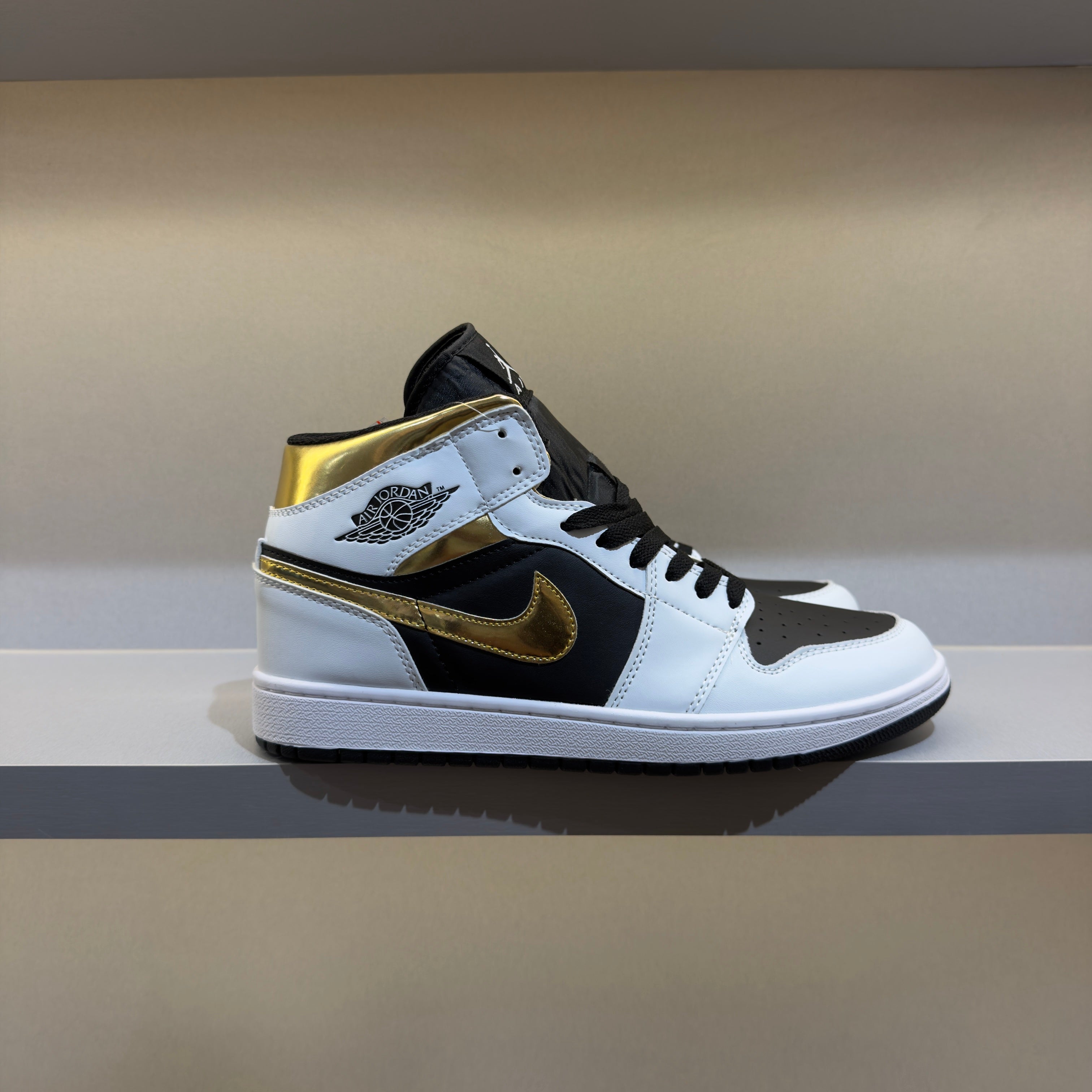 Jordan 1 Mid White Gold Black (Pronta Entrega)