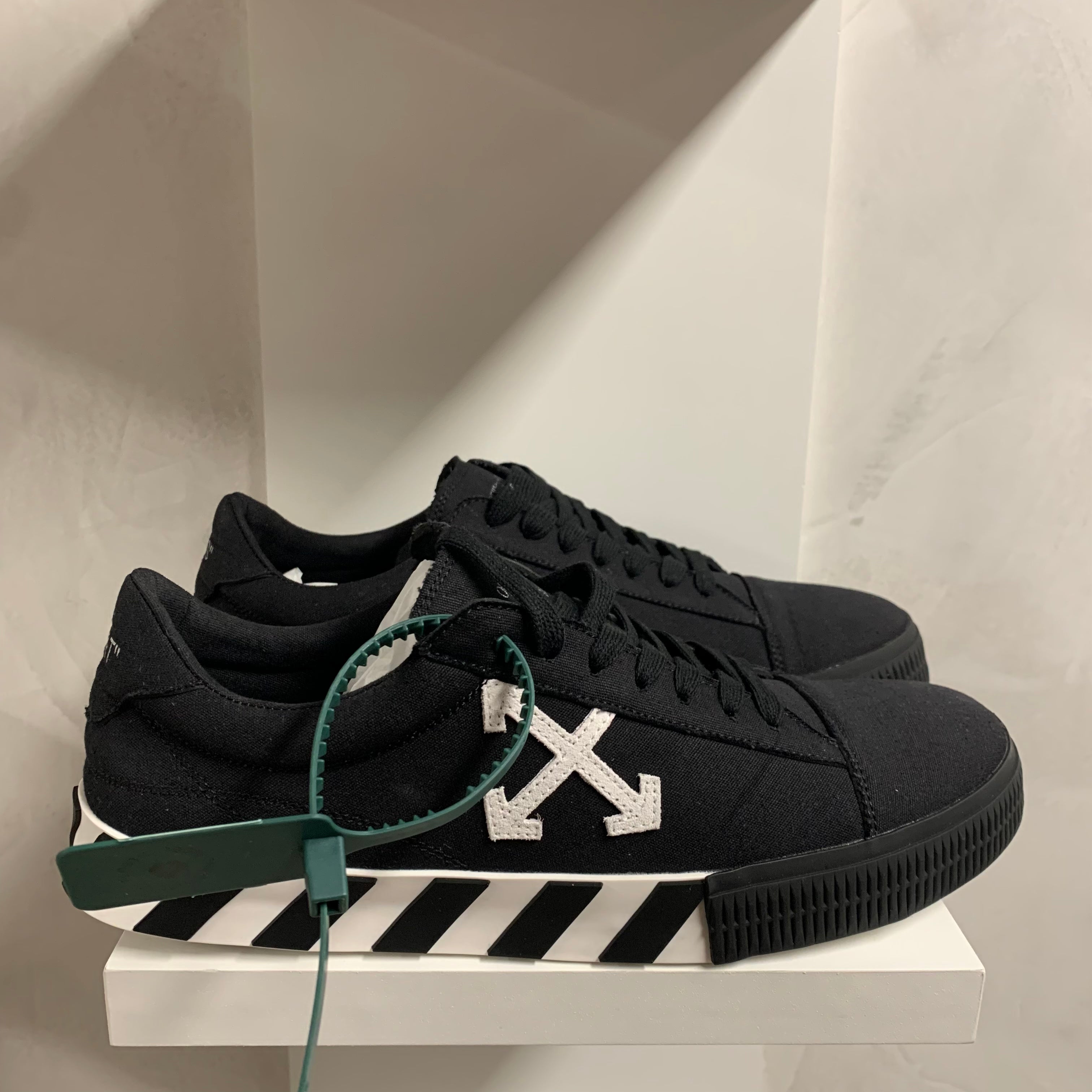 Off-White Vulc Low Black White Arrow (Pronta Entrega)