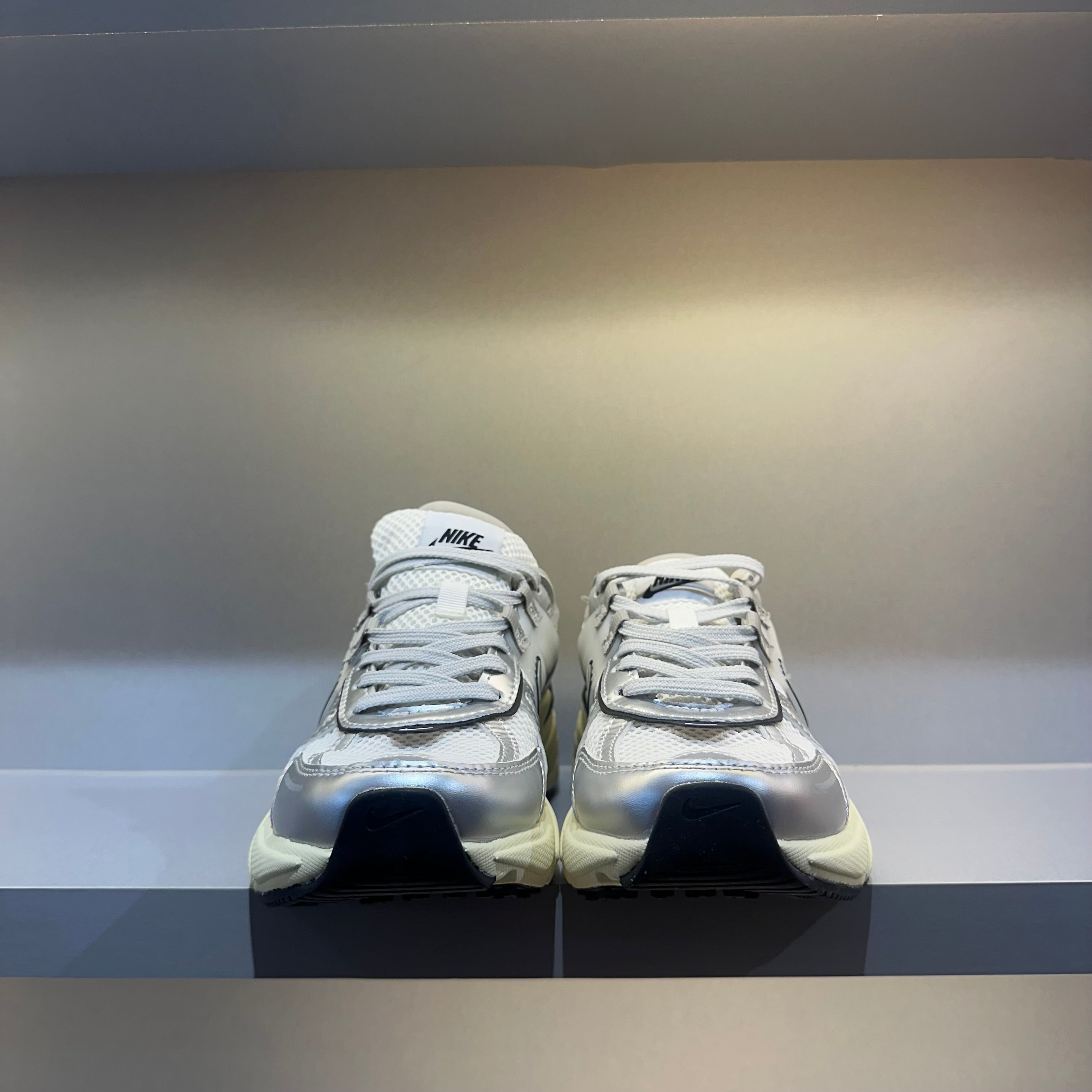 Nike V2K Run Summit White Metallic Silver (Pronta Entrega)