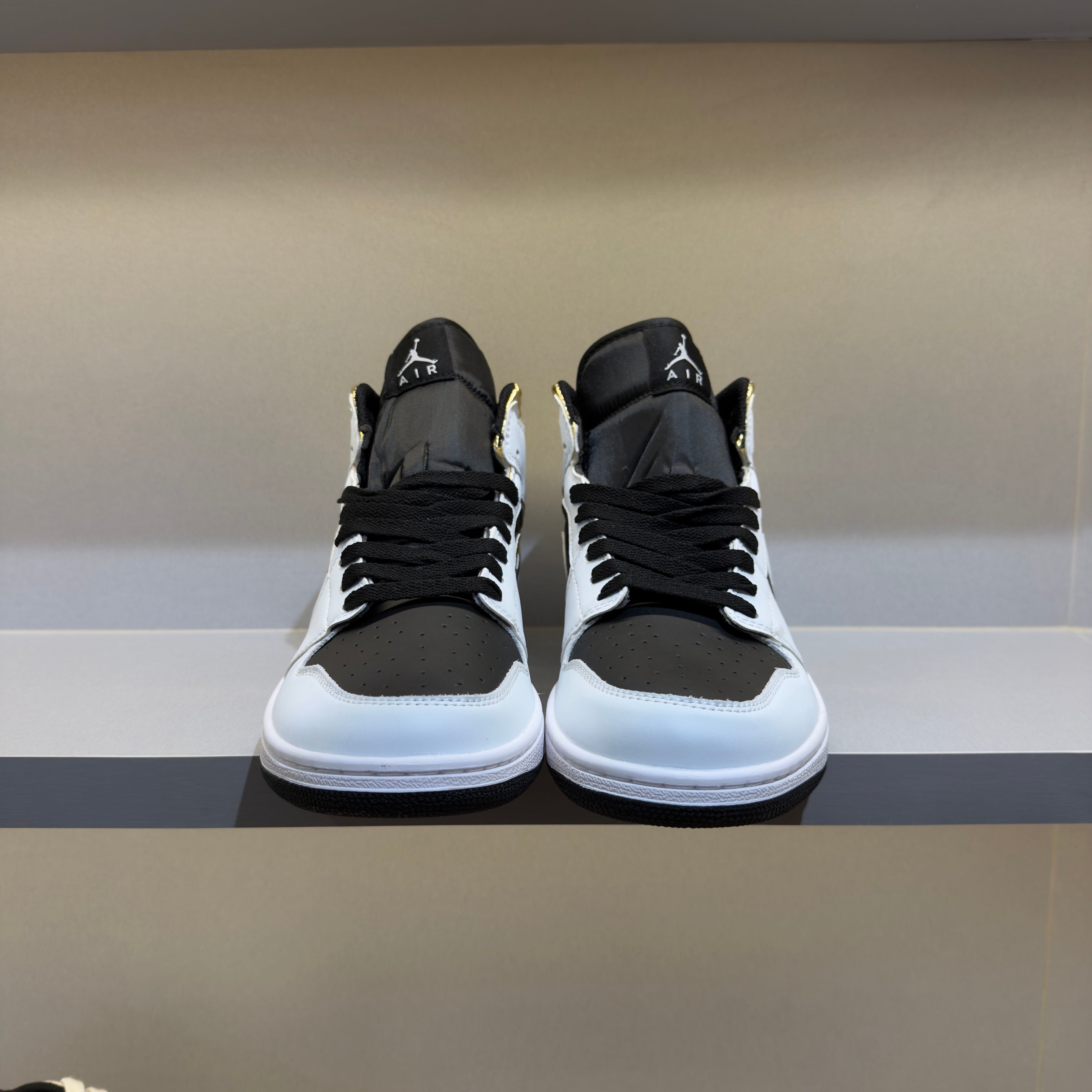Jordan 1 Mid White Gold Black (Pronta Entrega)