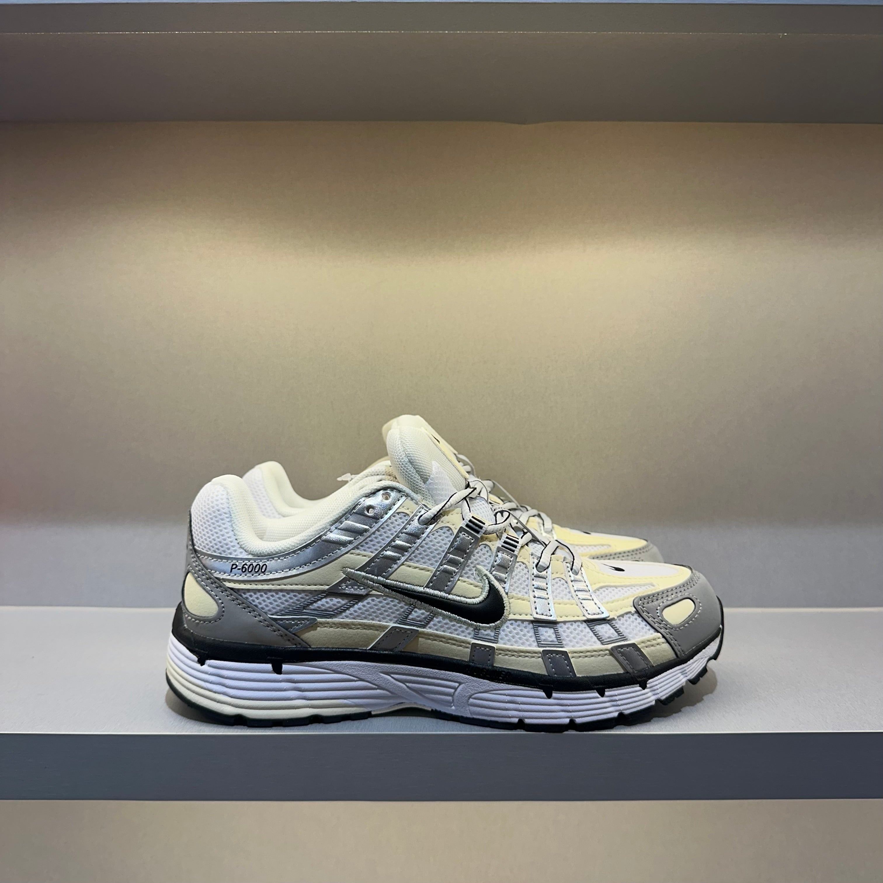 Nike P-6000 Coconut Milk White Metallic Silver (Pronta Entrega)