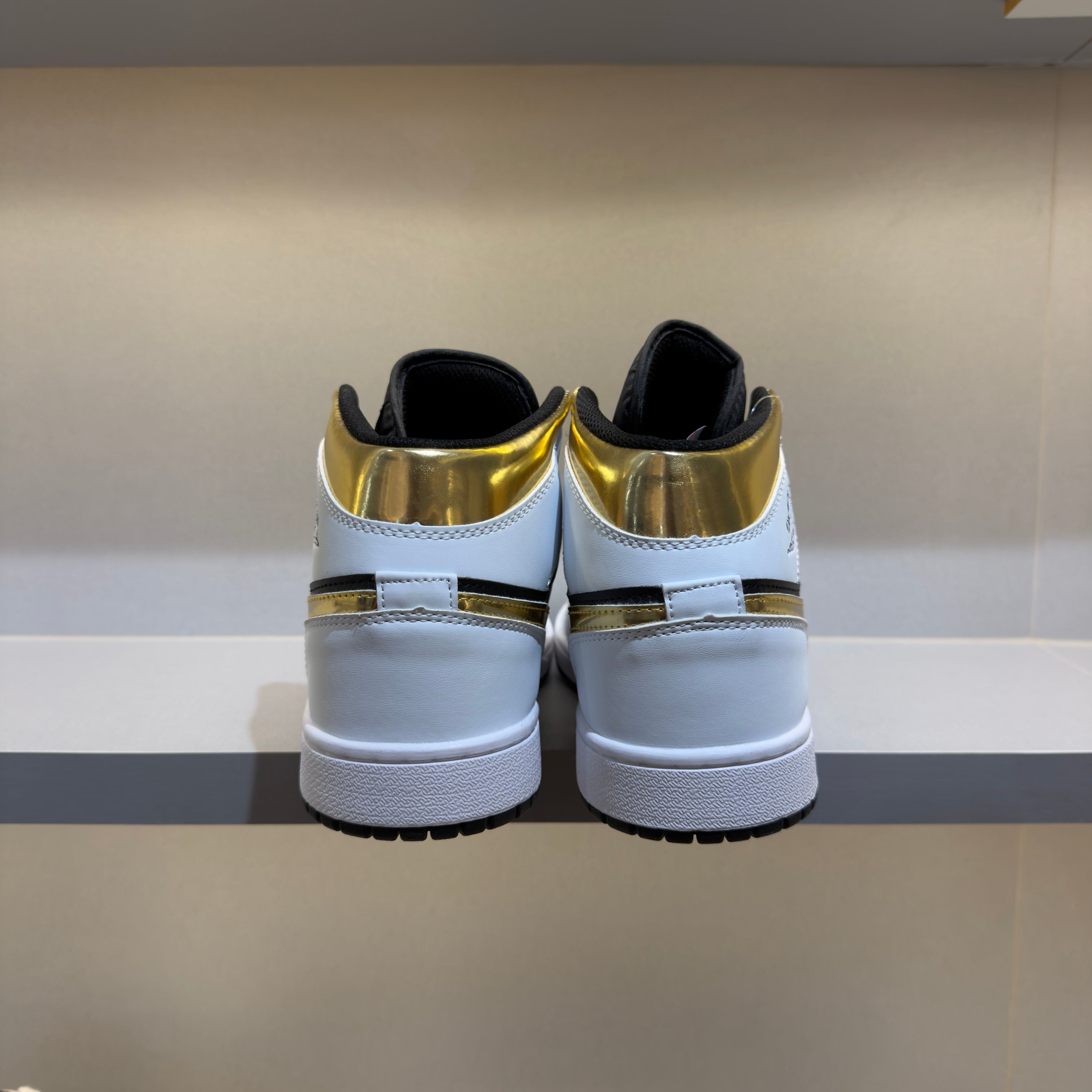 Jordan 1 Mid White Gold Black (Pronta Entrega)