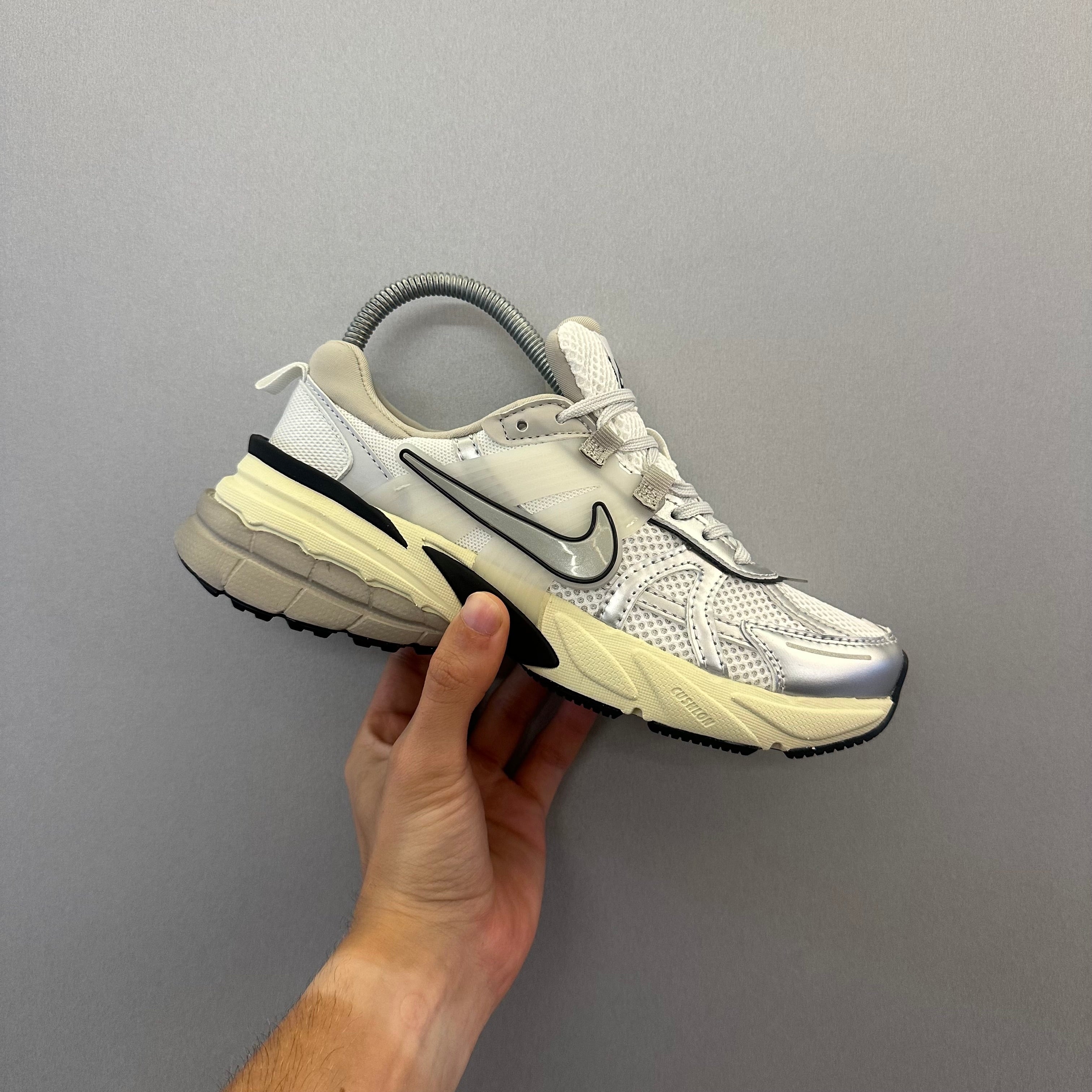 Nike V2K Run Summit White Metallic Silver (Pronta Entrega)