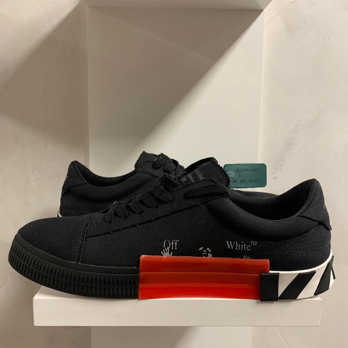 Off-White Vulc Low Black White Arrow (Pronta Entrega)