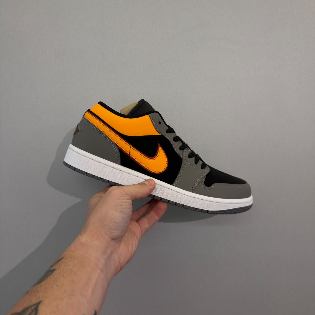 Jordan 1 Low Graphite Vivid Orange (Pronta Entrega)