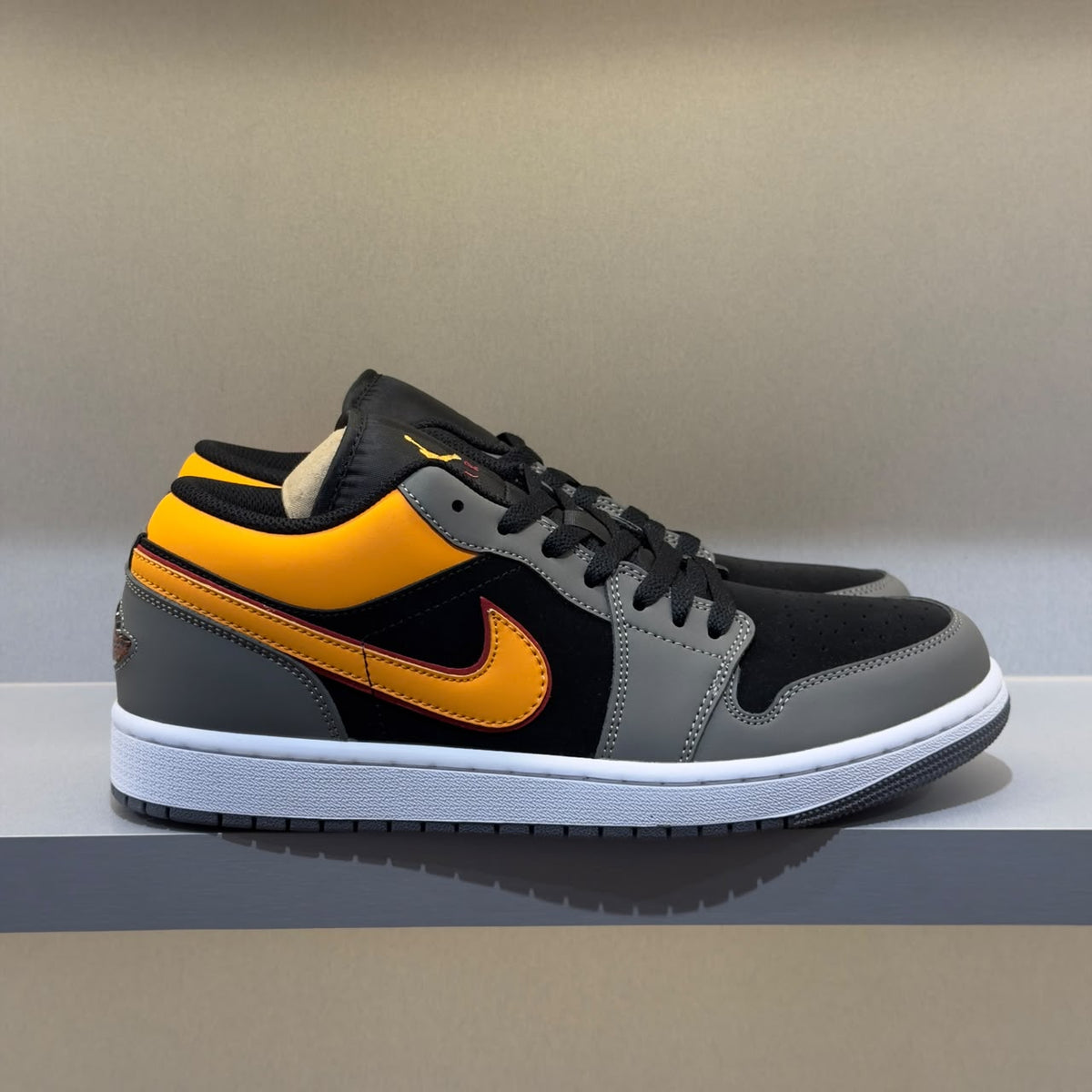 Jordan 1 Low Graphite Vivid Orange (Pronta Entrega)