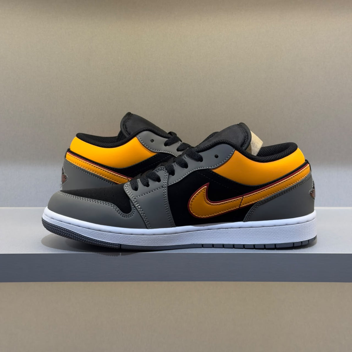 Jordan 1 Low Graphite Vivid Orange (Pronta Entrega)