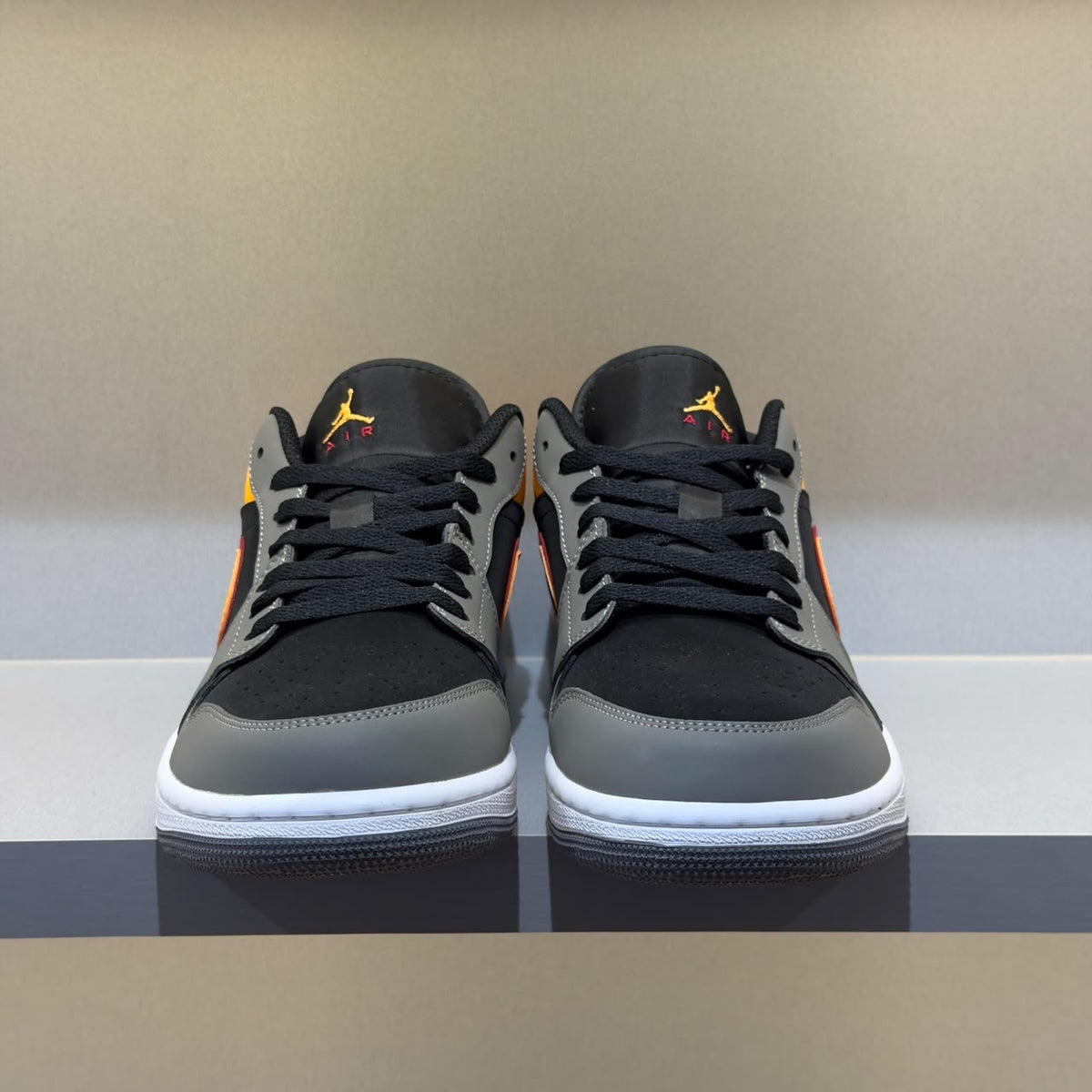 Jordan 1 Low Graphite Vivid Orange (Pronta Entrega)