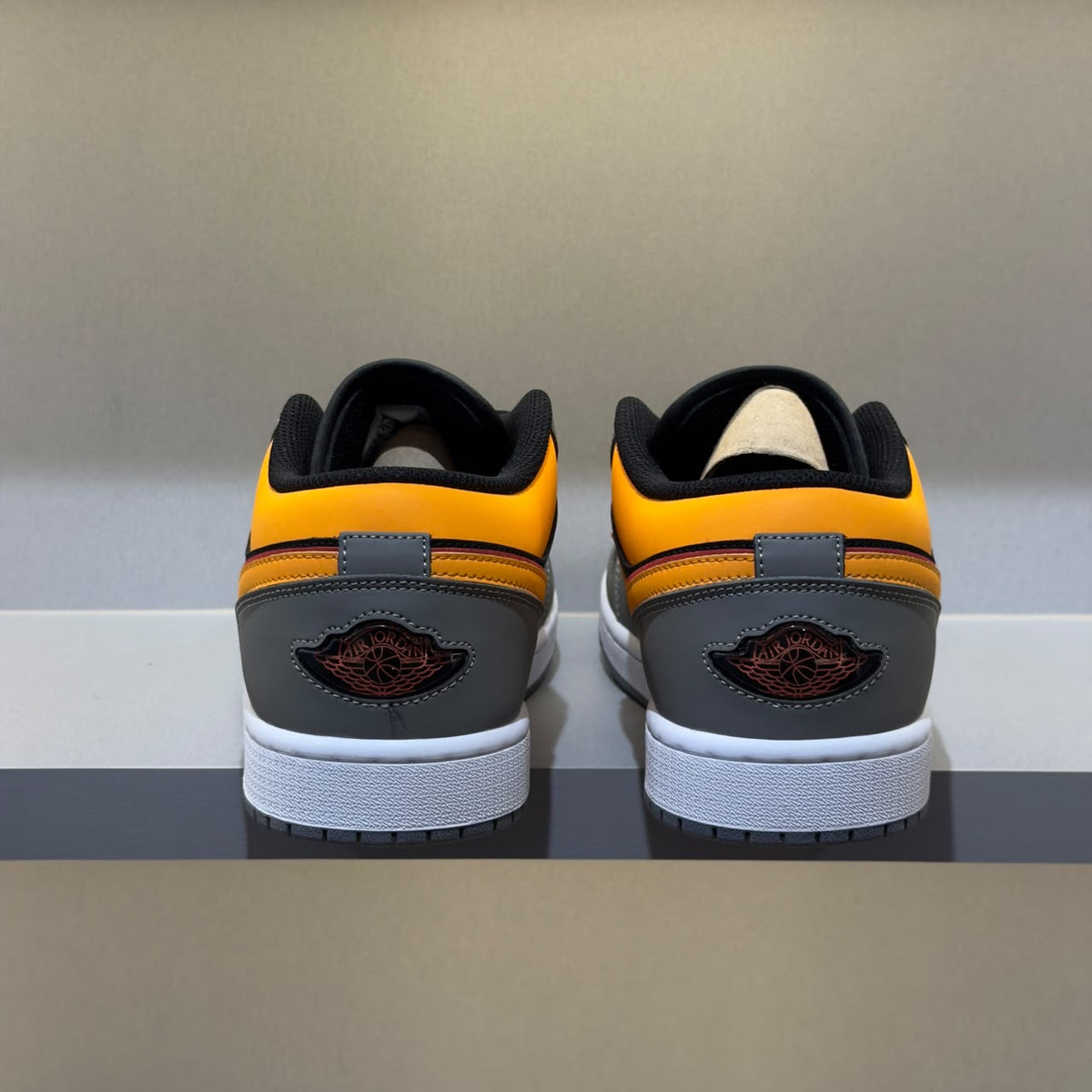 Jordan 1 Low Graphite Vivid Orange (Pronta Entrega)