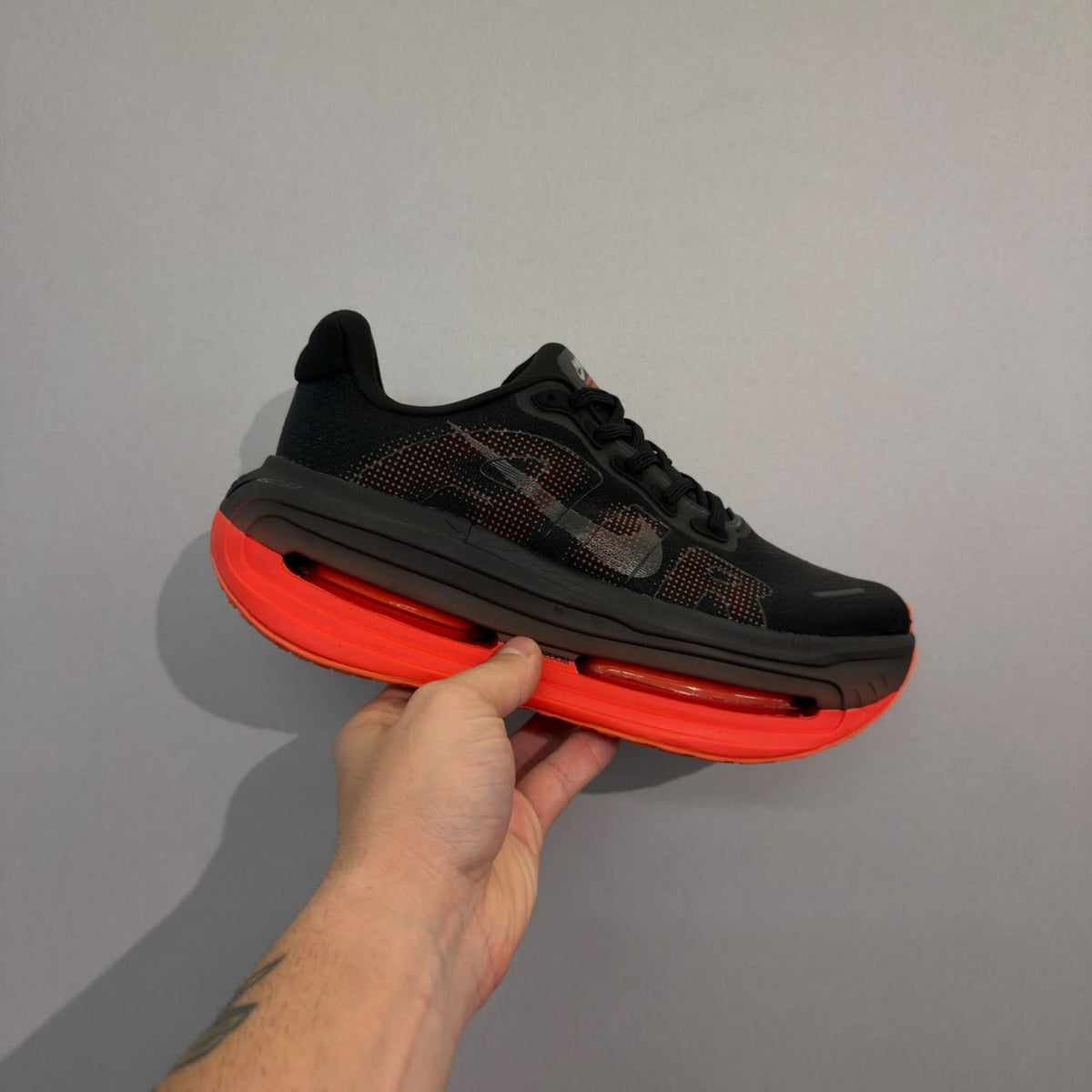 Nike Vomero Premium Black Bright Crimson (Pronta Entrega)