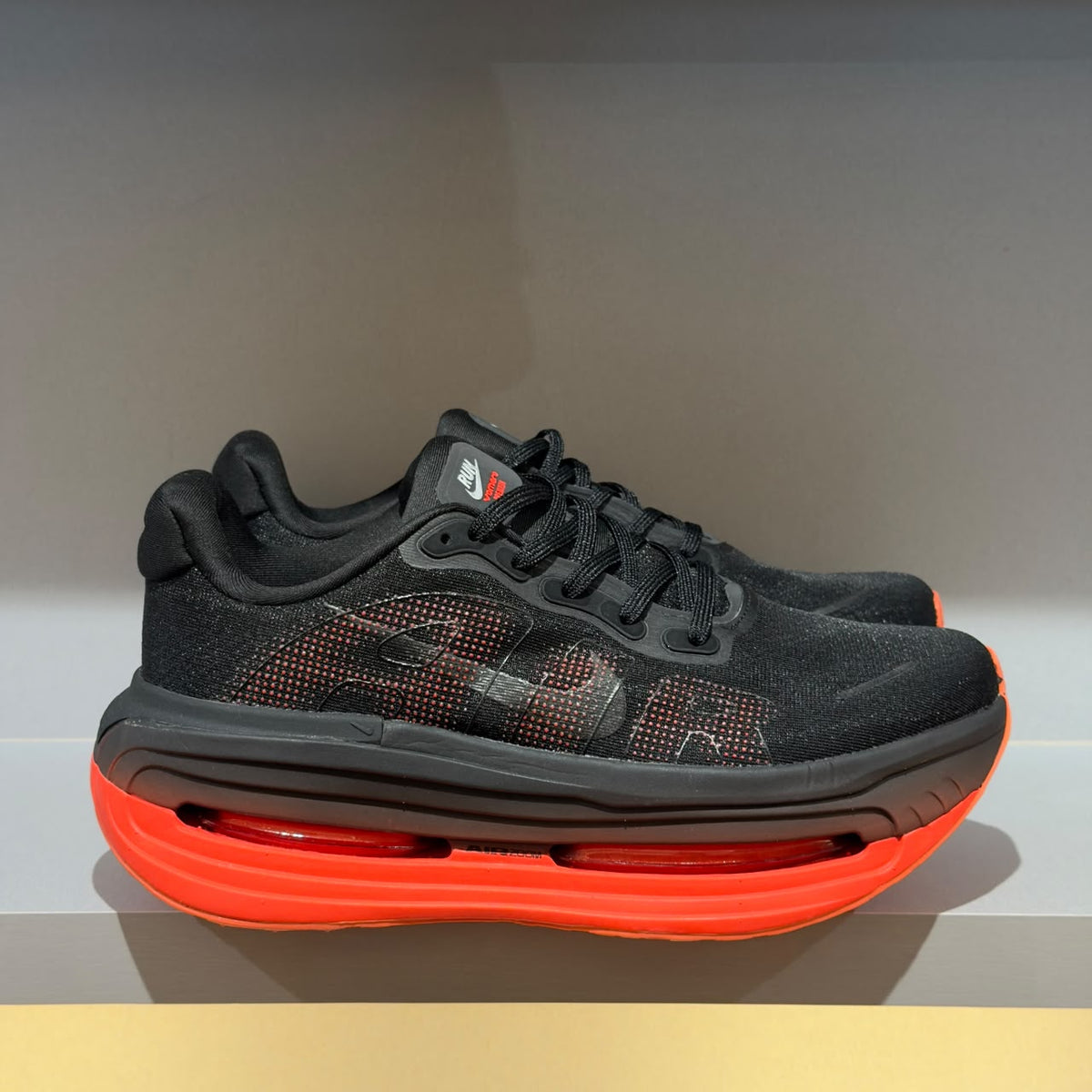 Nike Vomero Premium Black Bright Crimson (Pronta Entrega)