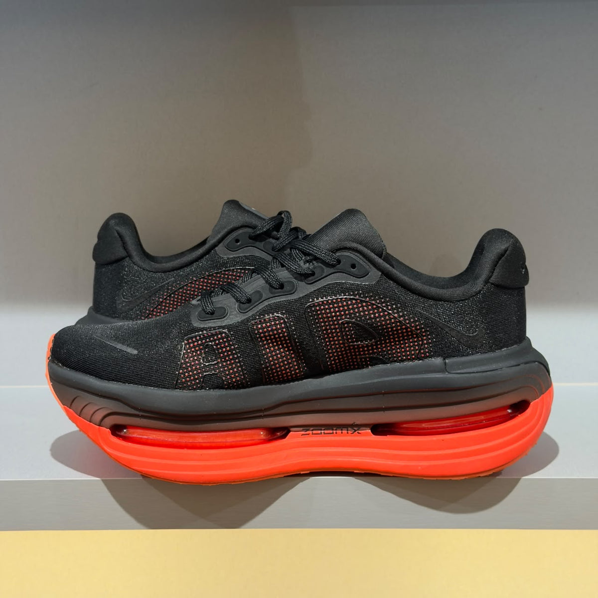 Nike Vomero Premium Black Bright Crimson (Pronta Entrega)
