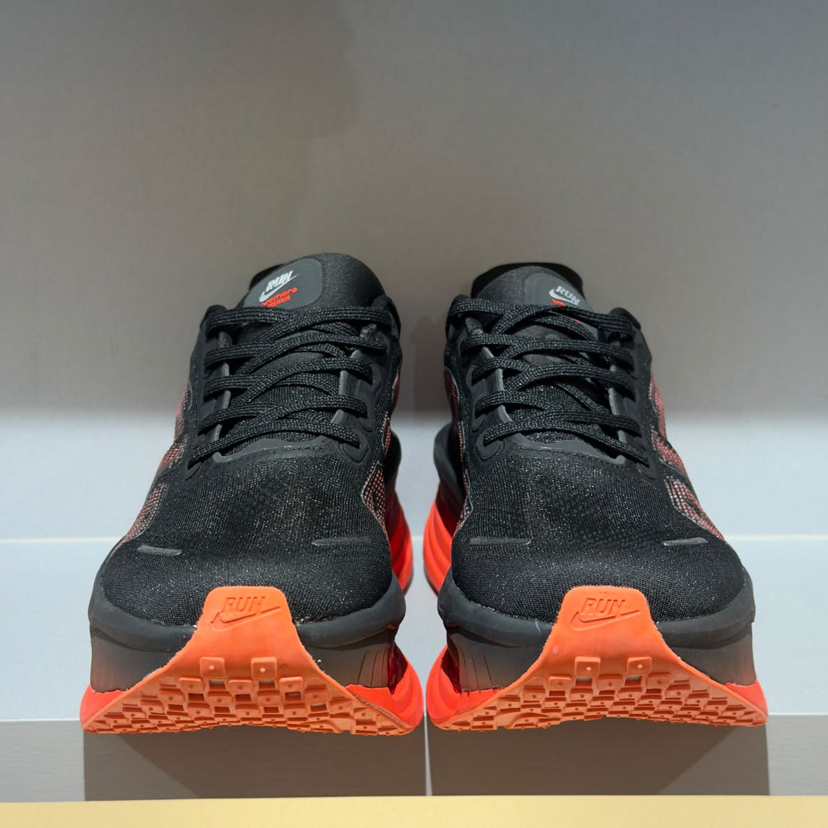 Nike Vomero Premium Black Bright Crimson (Pronta Entrega)