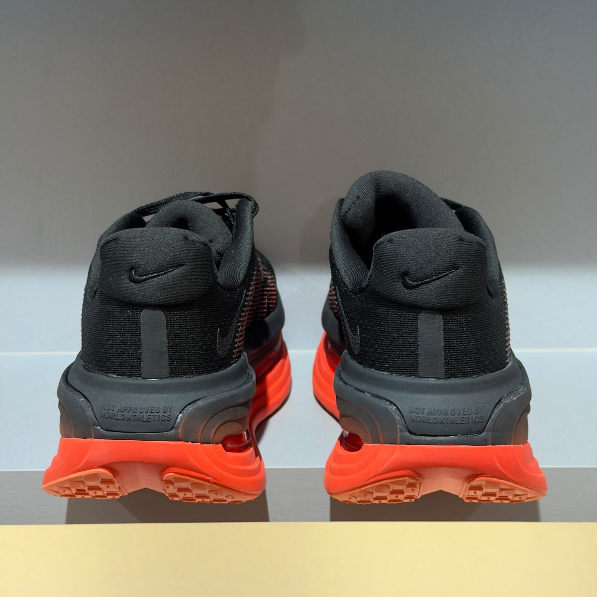 Nike Vomero Premium Black Bright Crimson (Pronta Entrega)